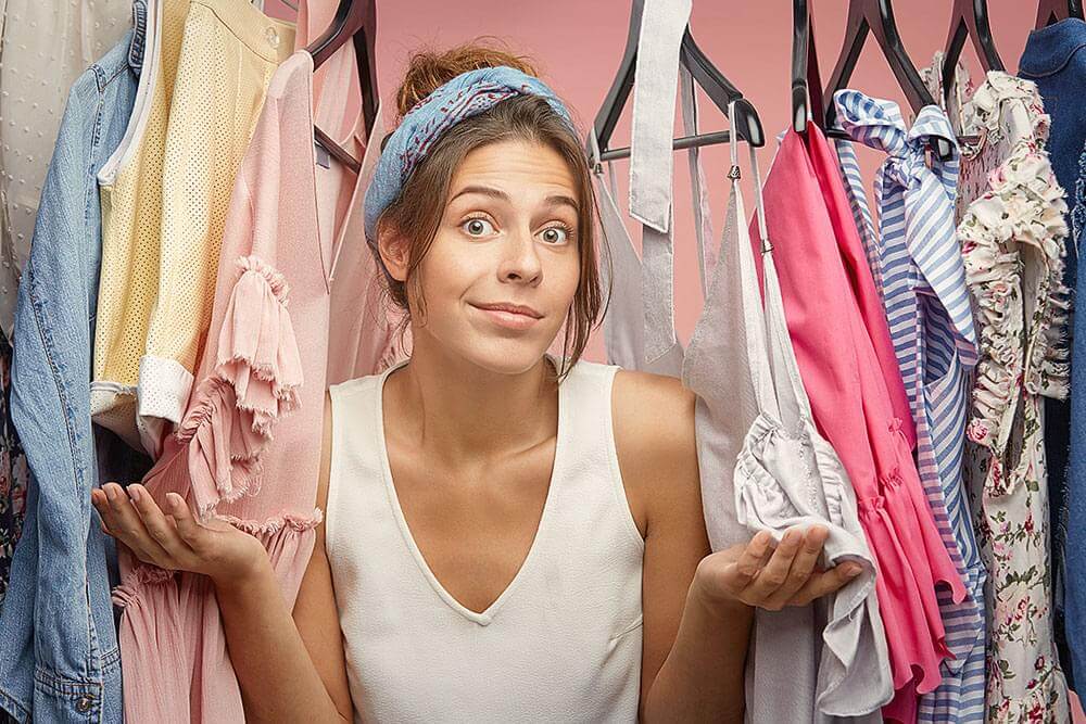 Consejos prácticos para organizar mucha ropa en un armario pequeño